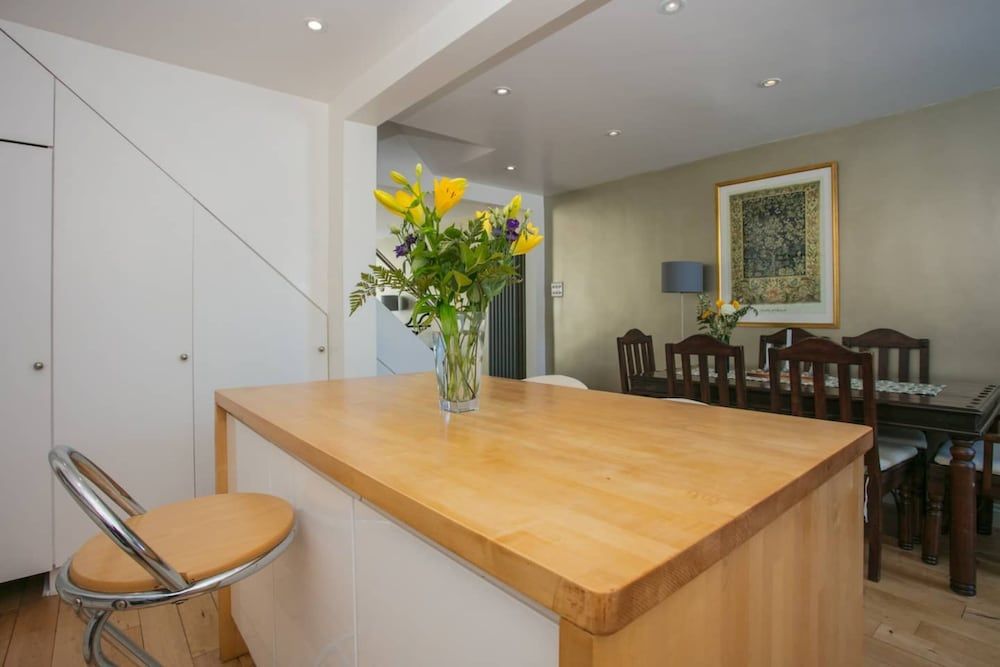 undefined Stunning 3 Bedroom House With Garden in Battersea 3