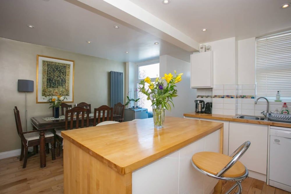 undefined Stunning 3 Bedroom House With Garden in Battersea 6