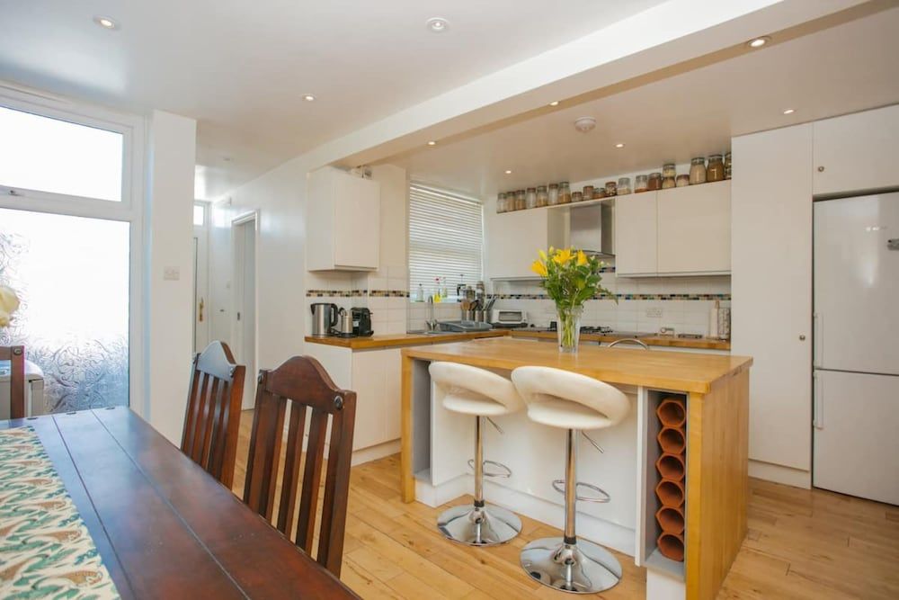 undefined Stunning 3 Bedroom House With Garden in Battersea 5