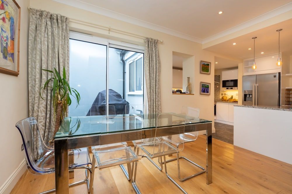 undefined Modern and Bright 3 Bedroom House in Paddington 4