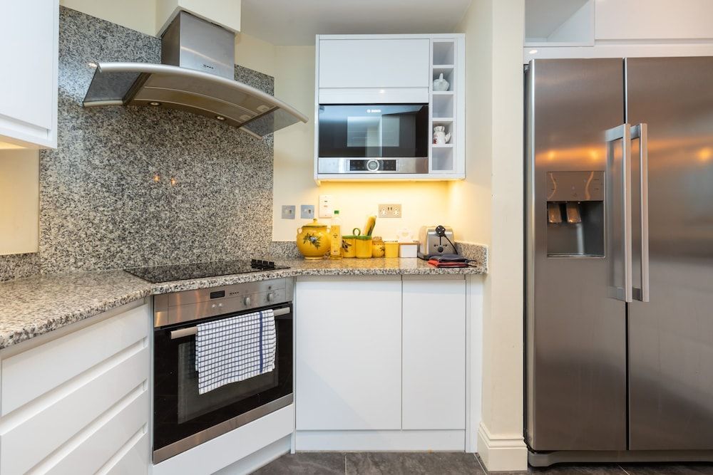 undefined Modern and Bright 3 Bedroom House in Paddington 3