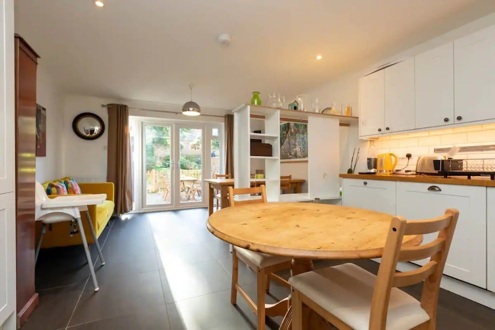 undefined Quiet 3 Bedroom House With a Garden in Putney 4