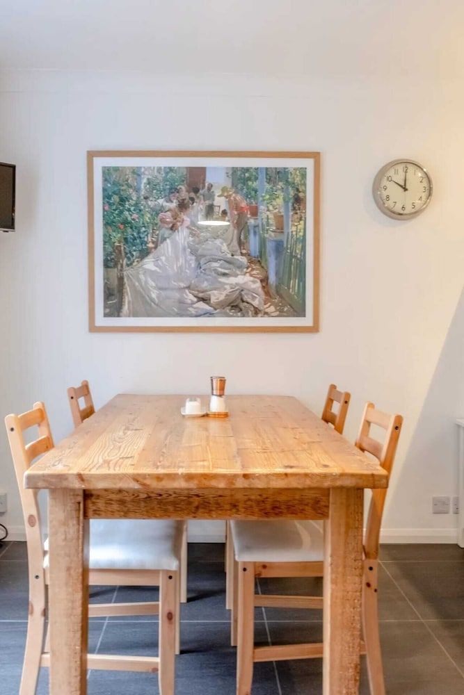 undefined Quiet 3 Bedroom House With a Garden in Putney 2