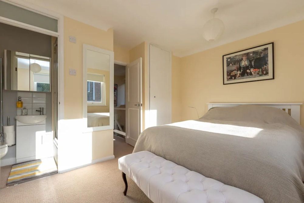 undefined Quiet 3 Bedroom House With a Garden in Putney 9