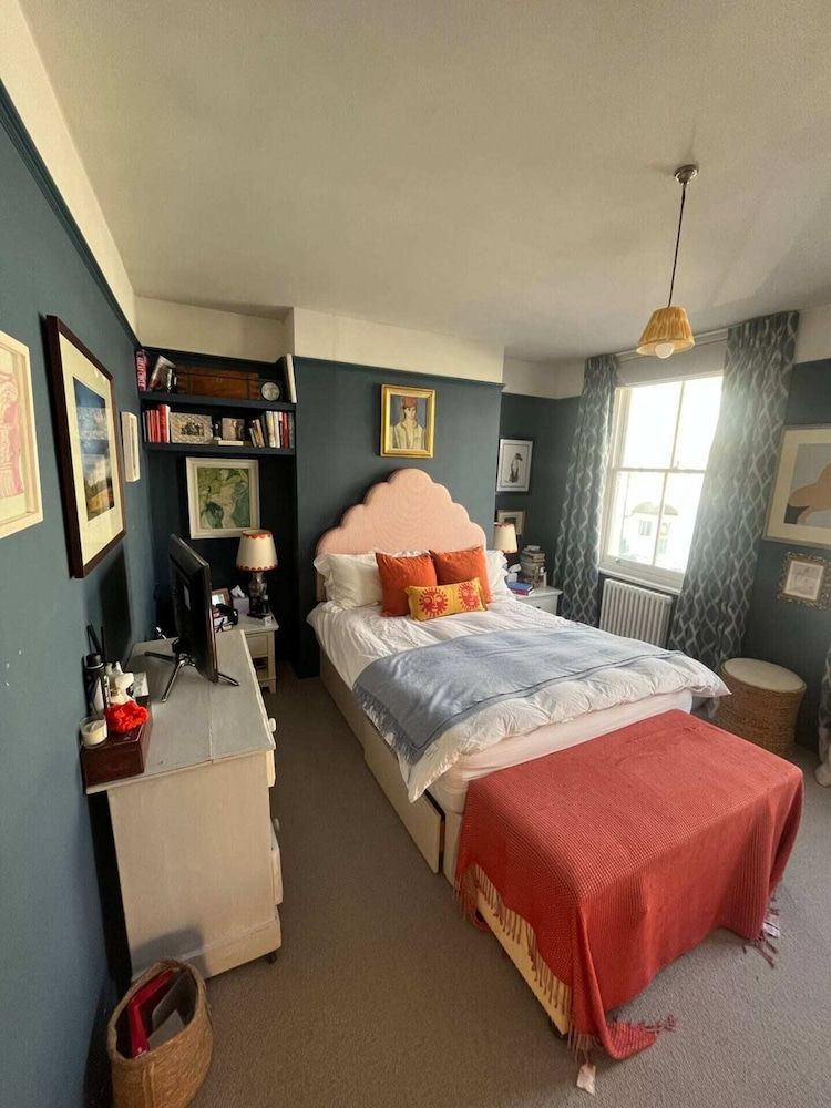 Stylish and Spacious 2 Bedroom House in Brixton