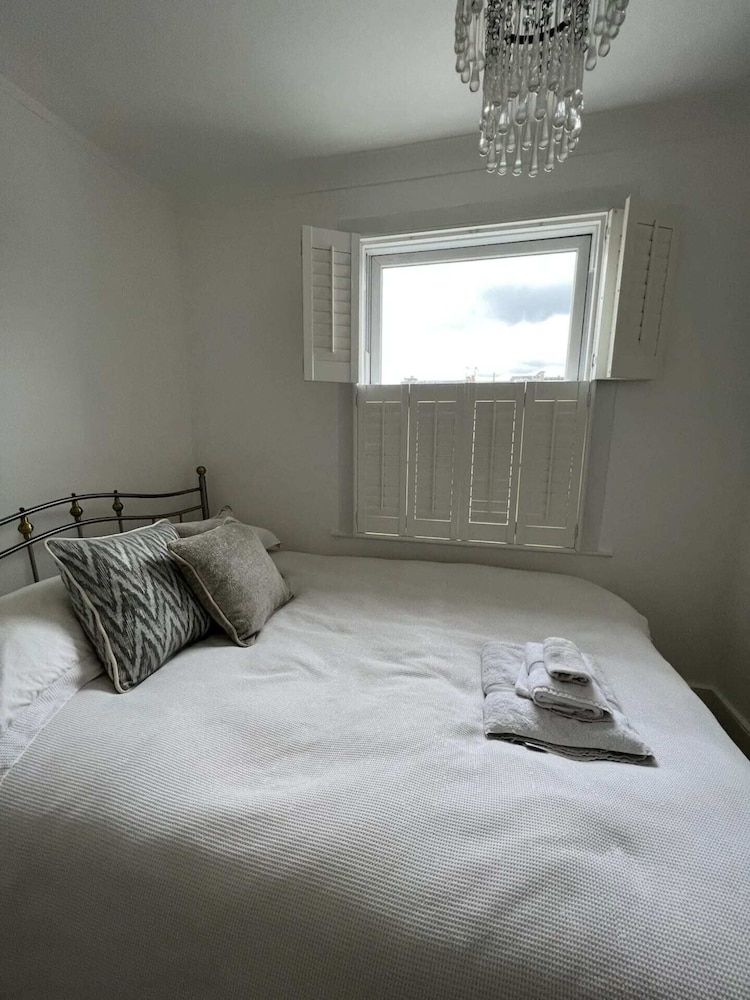 undefined Gorgeous 3 Bedroom Home in Quaint Southfields 8