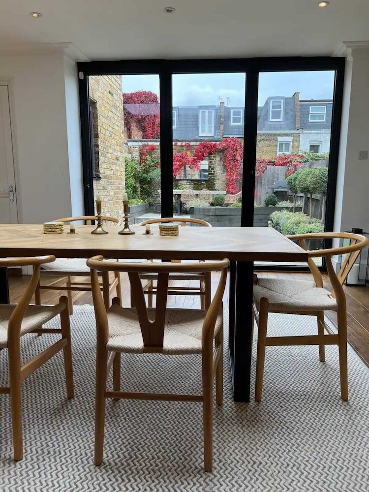 undefined Gorgeous 3 Bedroom Home in Quaint Southfields 4