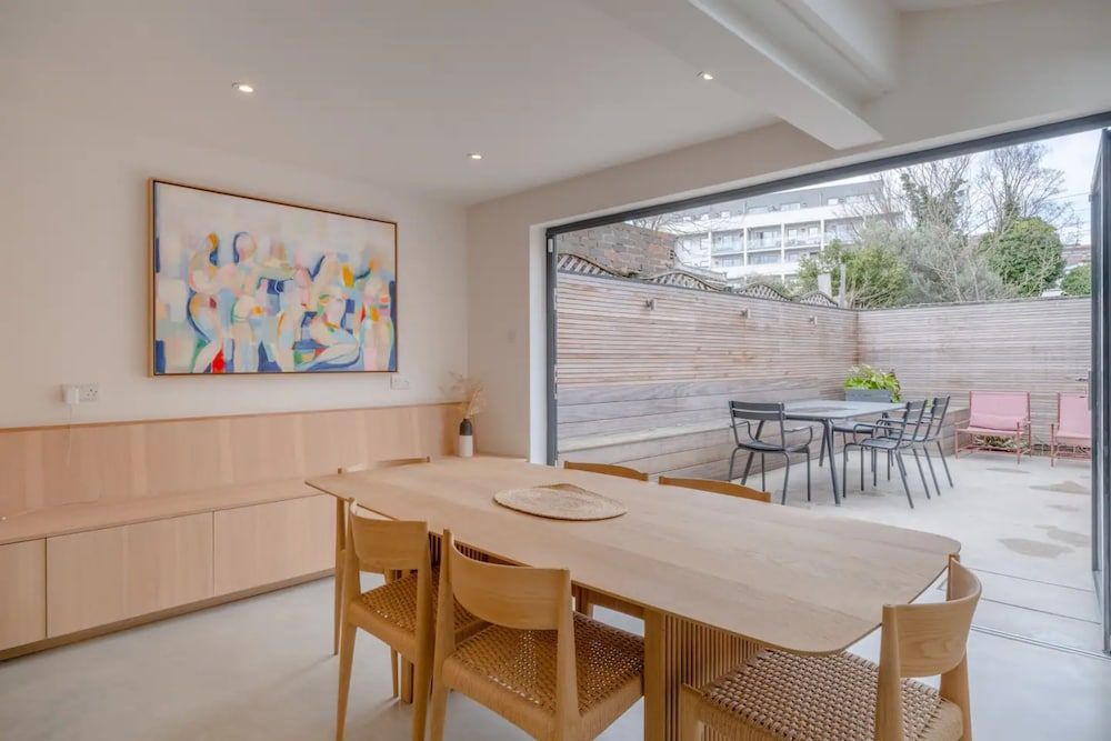 undefined Beautiful Minimalistic 2BD House - Victoria Park 5