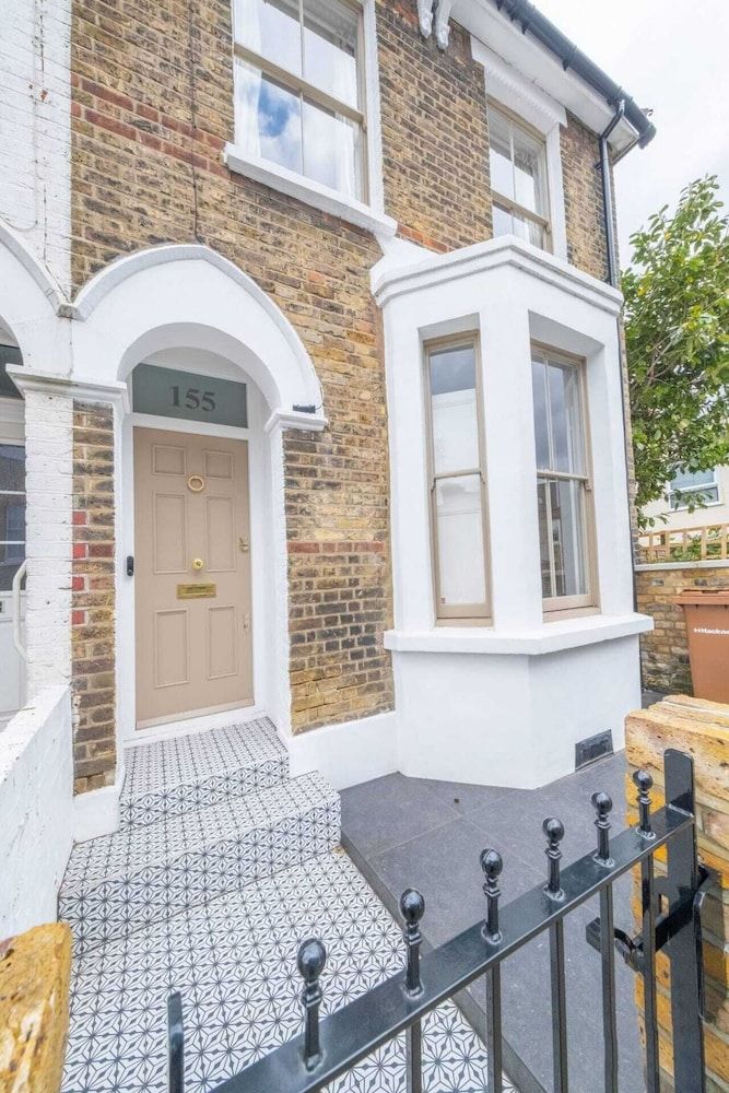 undefined Beautiful Minimalistic 2BD House - Victoria Park 2