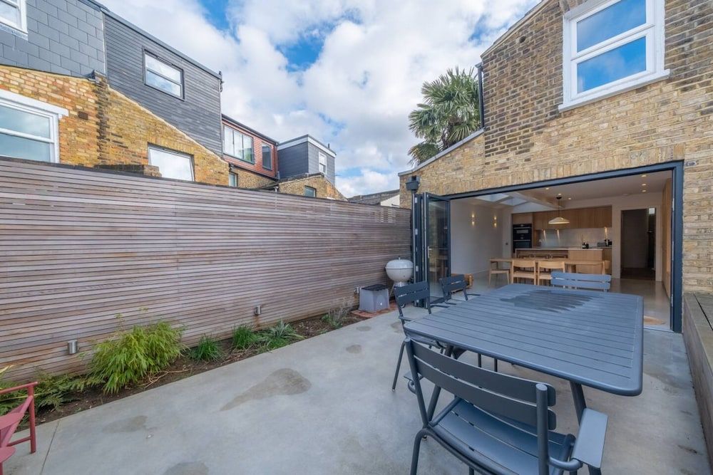 undefined Beautiful Minimalistic 2BD House - Victoria Park 9