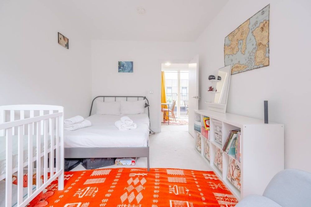 undefined Bright 2 Bedroom Maisonette Near Stratford 3