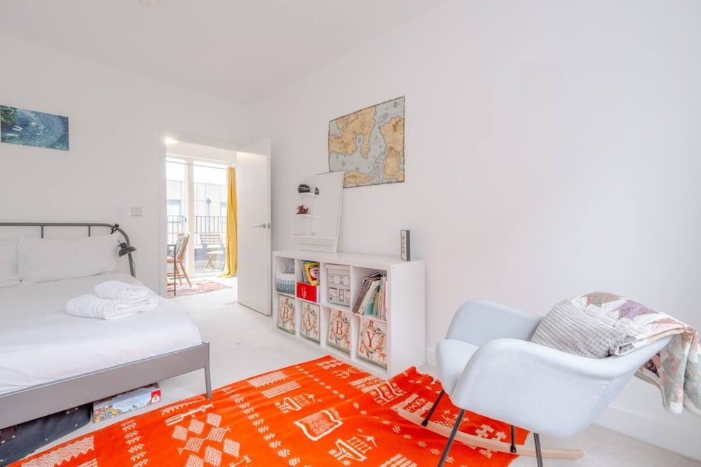 undefined Bright 2 Bedroom Maisonette Near Stratford 4