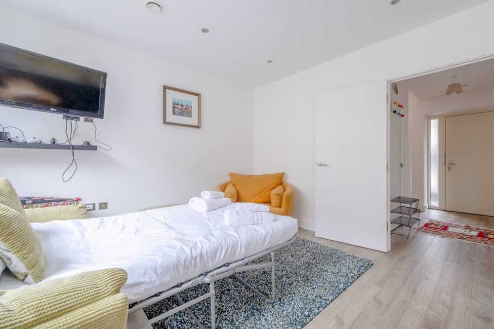 undefined Bright 2 Bedroom Maisonette Near Stratford 5