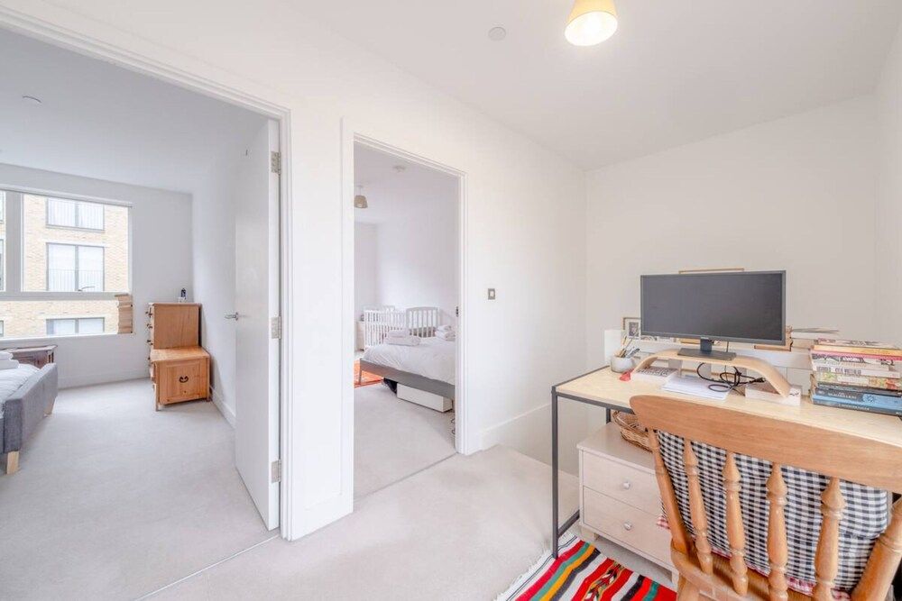 undefined Bright 2 Bedroom Maisonette Near Stratford