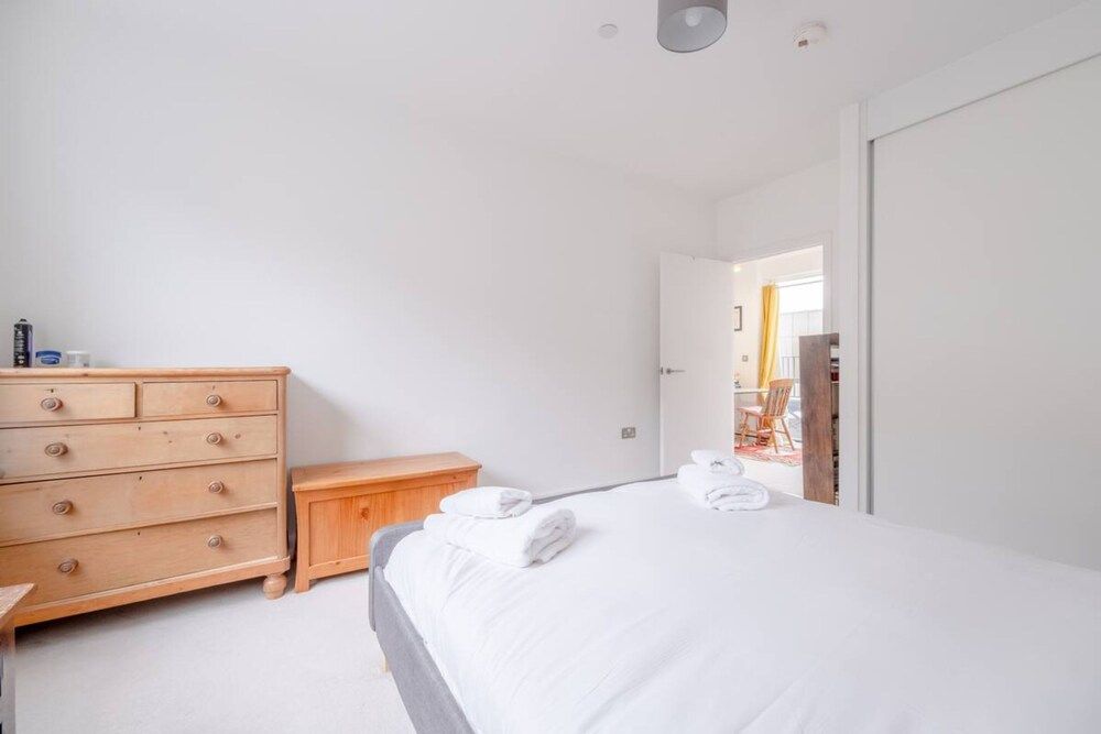 undefined Bright 2 Bedroom Maisonette Near Stratford 9