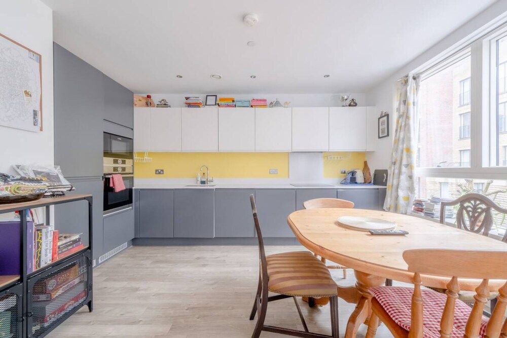 undefined Bright 2 Bedroom Maisonette Near Stratford 2