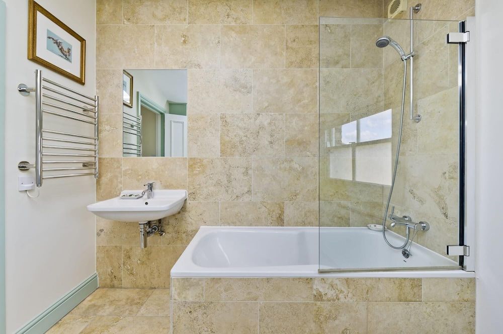 Stunning Recently Renovated 3 Bedroom Home Fuham - Munster Village House 28