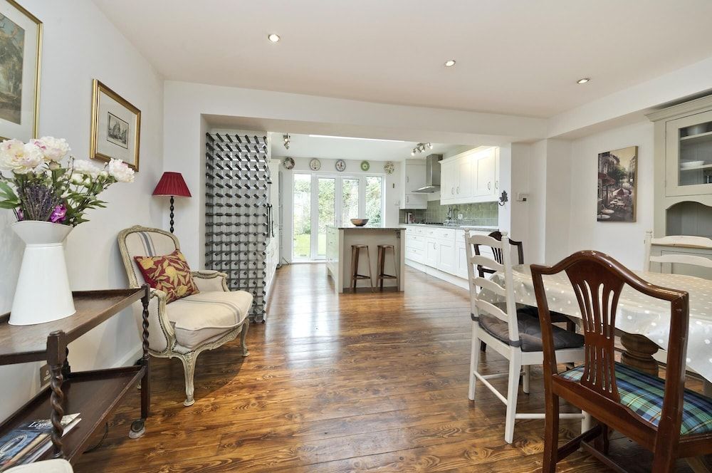 undefined Charming 4-bed House w Garden in Fulham
