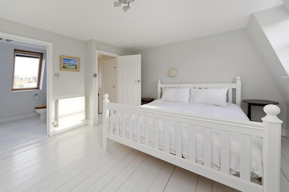 undefined Charming 4-bed House w Garden in Fulham 9