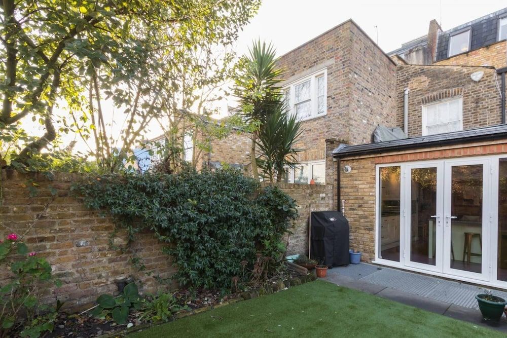 Charming 4-bed House w Garden in Fulham House 20