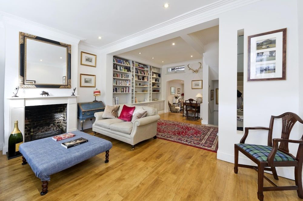 undefined Charming 4-bed House w Garden in Fulham 6