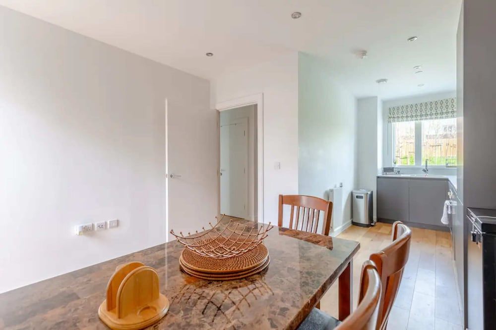 undefined Spacious & Family Friendly 3BD House - Stratford 4