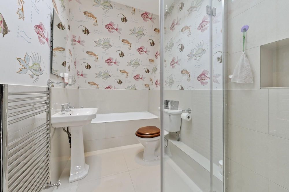 Cosy 4-bed Family Home Shepherd s Bush House 11