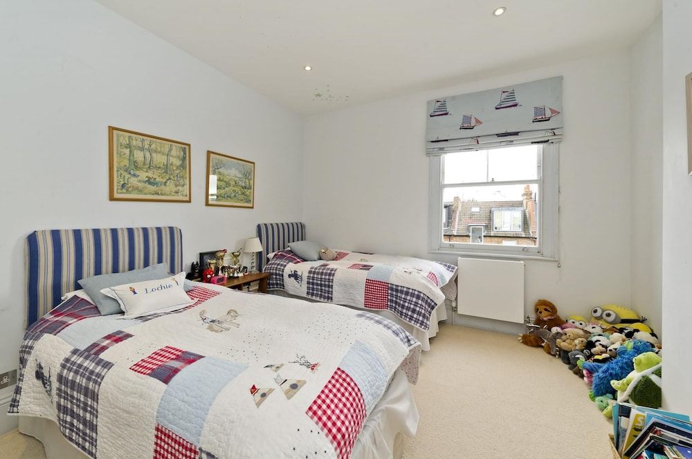 Cosy 4-bed Family Home Shepherd s Bush House 8
