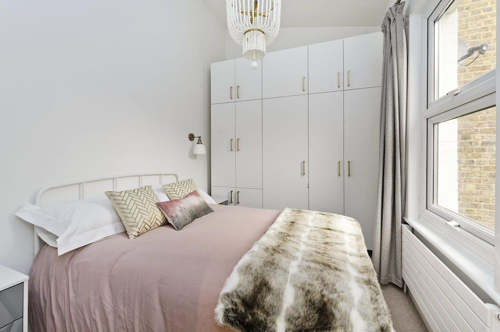 undefined Sweet Modern 1 bed House in Shepherds Bush w Parking