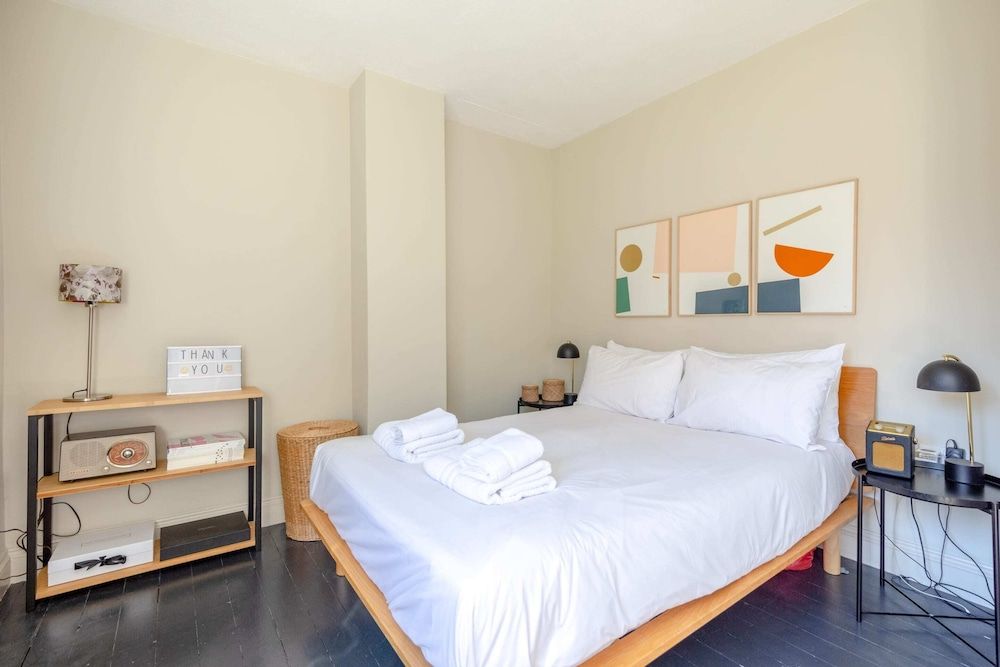 undefined Lovely 2BD House With Garden - Islington 4