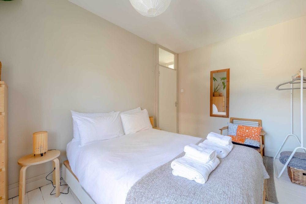 undefined Lovely 2BD House With Garden - Islington 6