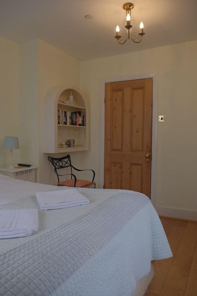 Goodenough Guesthouse Double or Twin Room, Private Bathroom 5