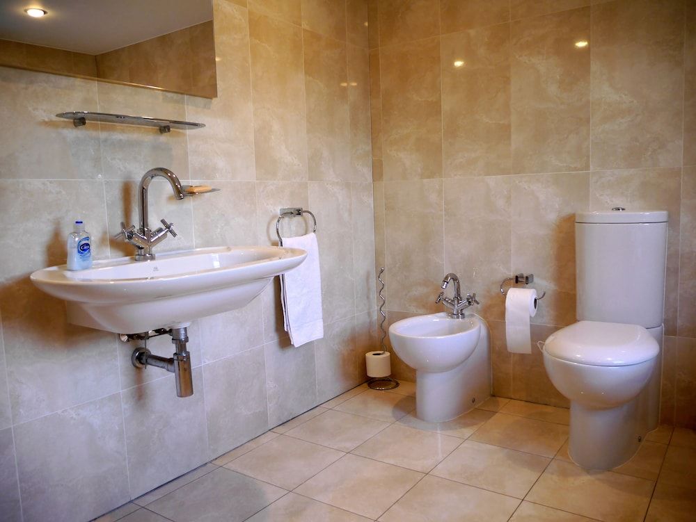 Goodenough Guesthouse Triple Room, Ensuite (Separate Bath & Shower) 3