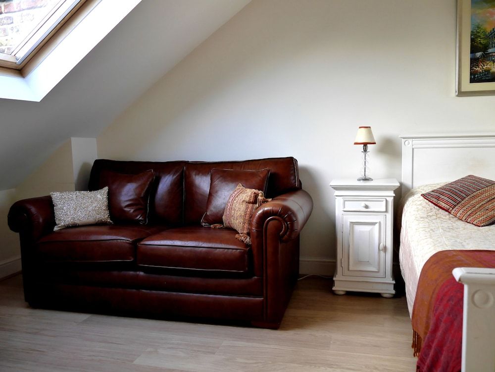 Goodenough Guesthouse Triple Room, Ensuite (Separate Bath & Shower) 5