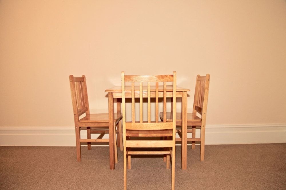 undefined Kensington Palace by Underground station 3