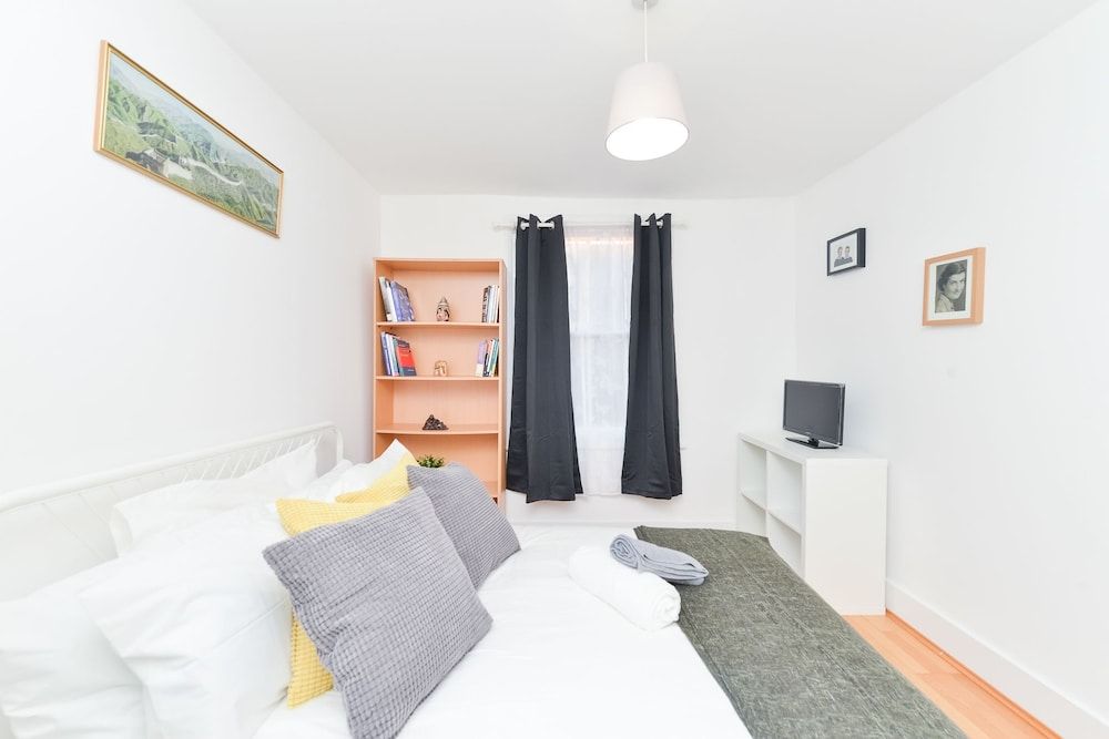 undefined Raspberry Lodge 3