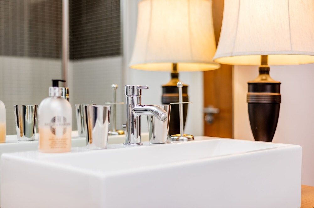 Muse Haus Riverside Terrace Side Bedroom, Shared Bathroom 4