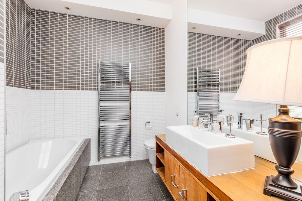 Muse Haus Riverside Terrace Side Bedroom, Shared Bathroom 6