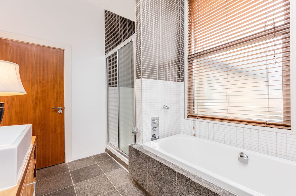 Muse Haus Riverside Terrace Side Bedroom, Shared Bathroom 3