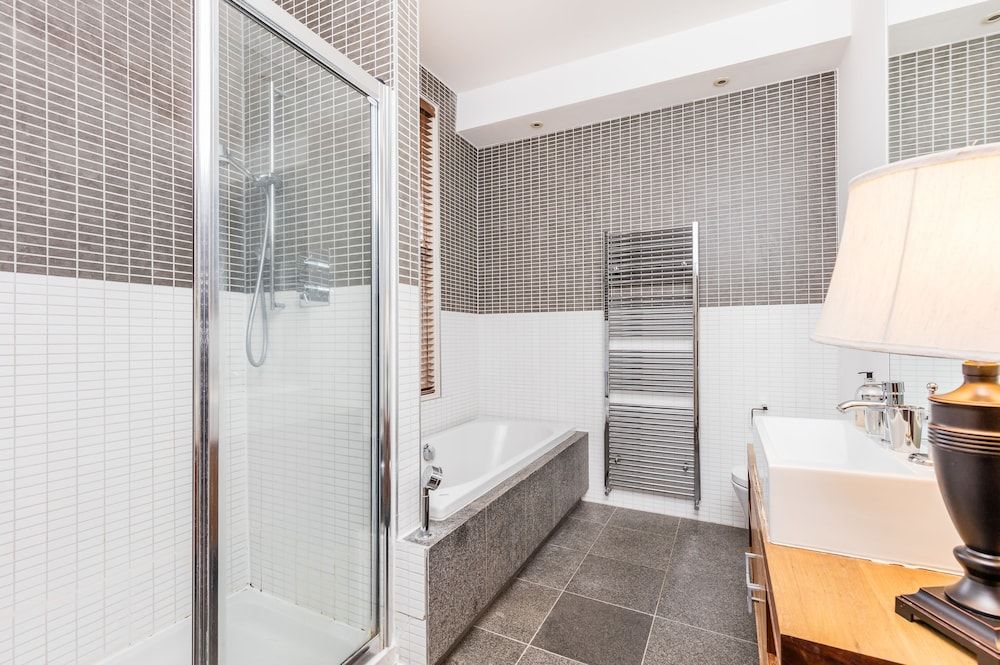 Muse Haus Riverside Terrace Side Bedroom, Shared Bathroom 5