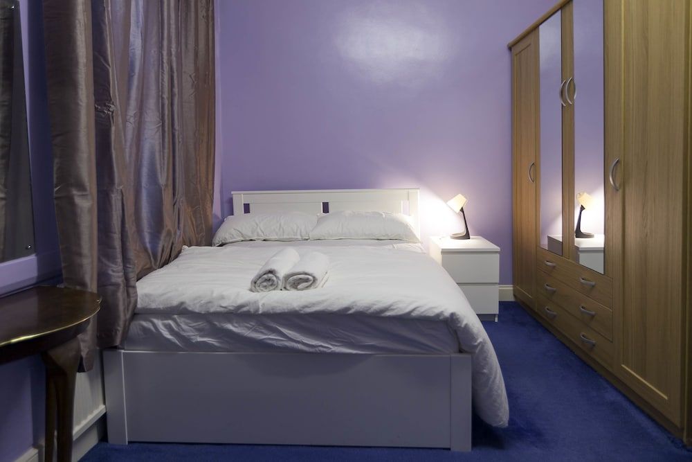 undefined Adam Short Stay 8