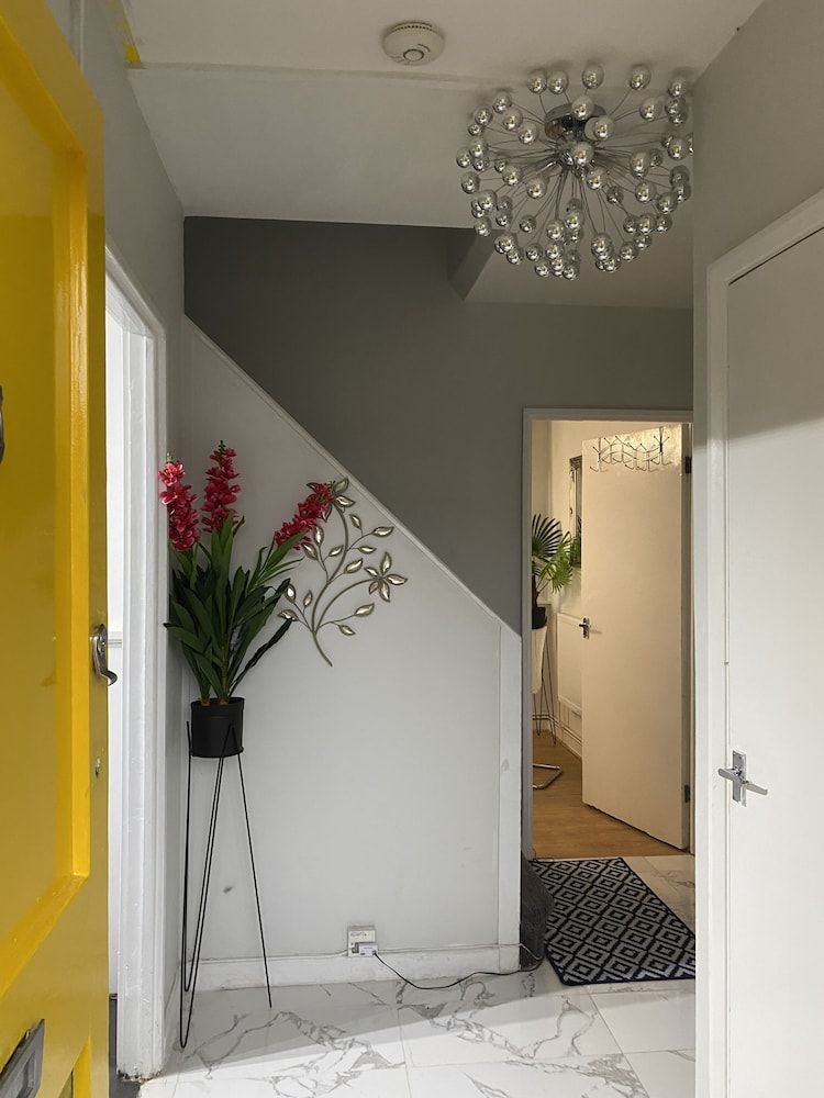 undefined 3 Bed Flat, Dedicated Workspace, Parking, 4KTV 2