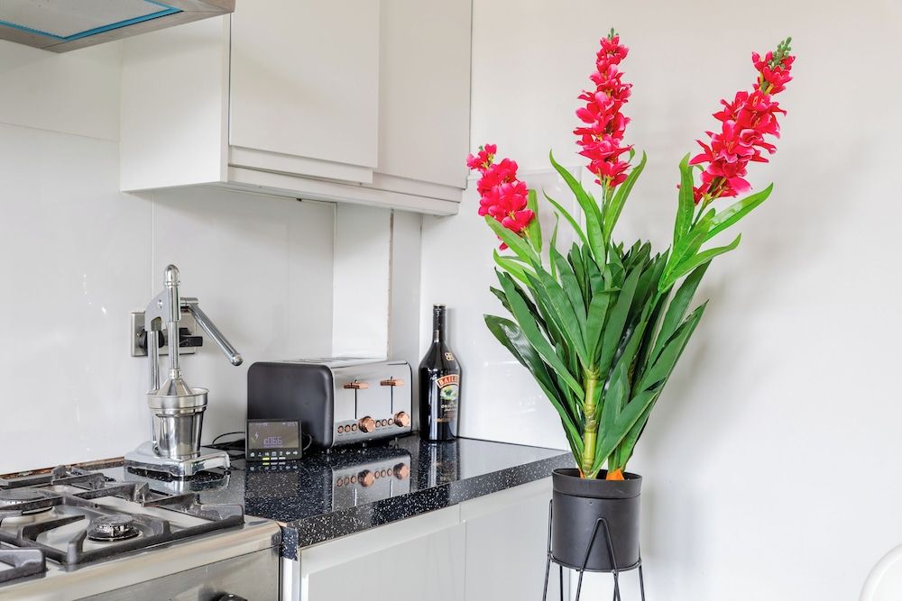 undefined 3 Bed Flat, Dedicated Workspace, Parking, 4KTV 7