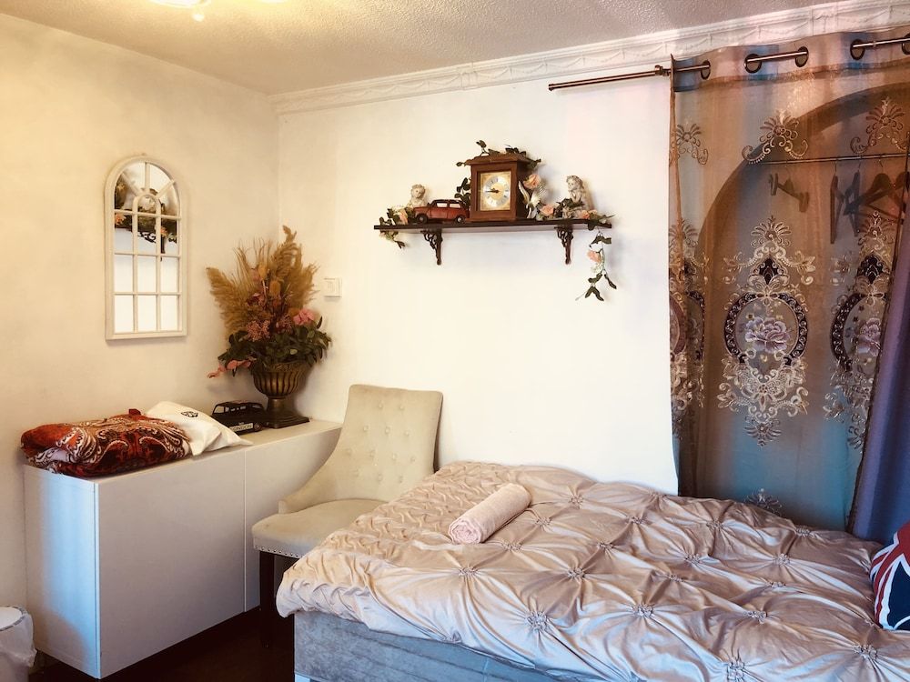 Centrally Located 4 Bedroom House Family House 19