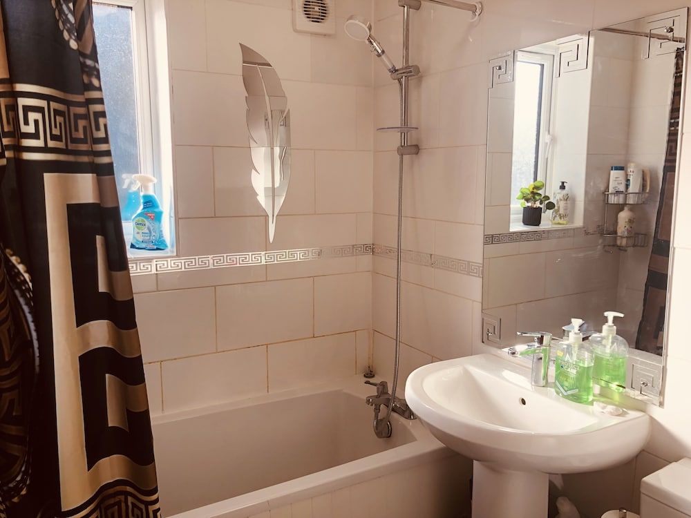 Centrally Located 4 Bedroom House Family House 20