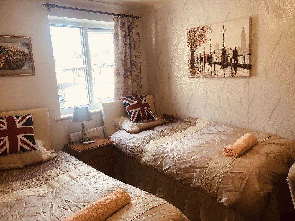 Centrally Located 4 Bedroom House Family House 14