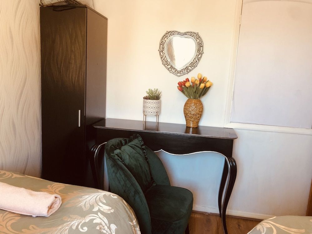 Centrally Located 4 Bedroom House Family House 23