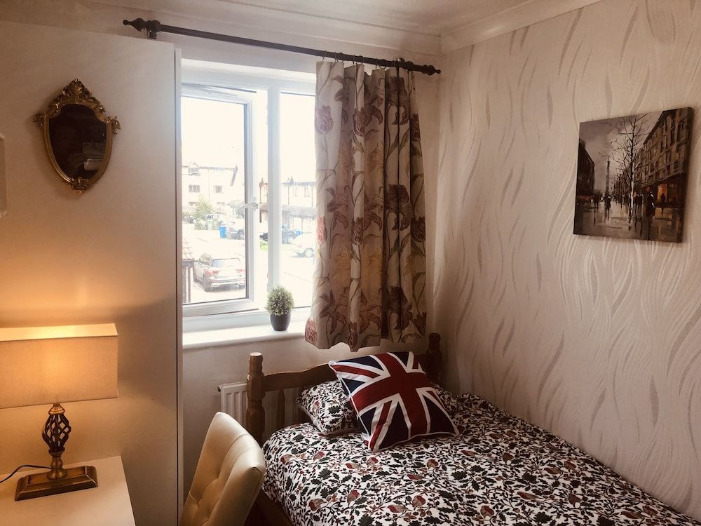 Centrally Located 4 Bedroom House Family House 13