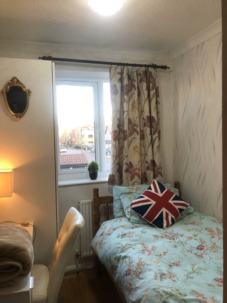 Centrally Located 4 Bedroom House Family House 25