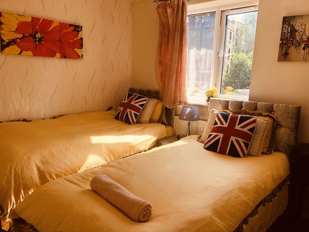 Centrally Located 4 Bedroom House Family House 16